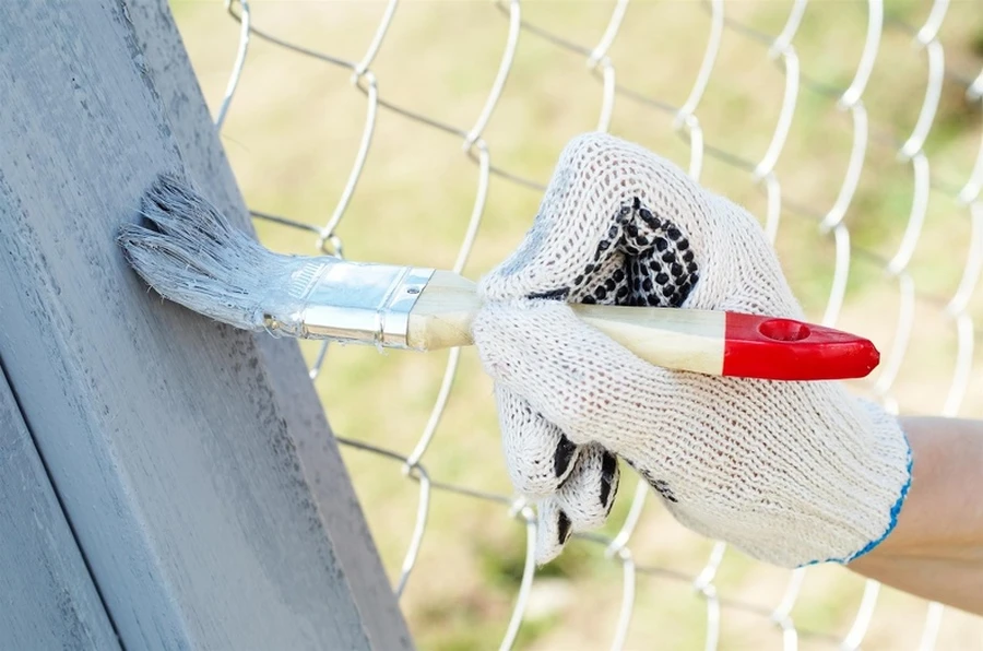 What To Expect During A Professional Fence Painting Service in Bertram, TX